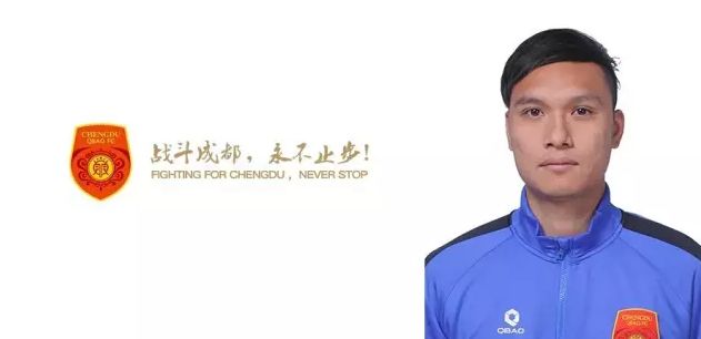 他没有什么雄心壮志，甚至有些窝囊，在工厂没有什么地位，在家里也经常被妻子指责，连儿子都看不起他。